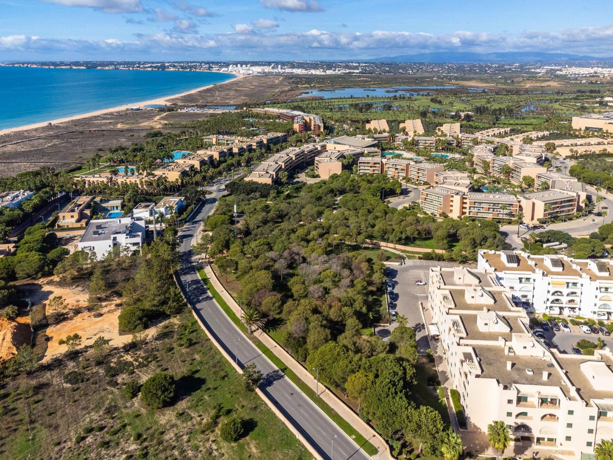 Salgados 1 Bedroom - 500m From The *